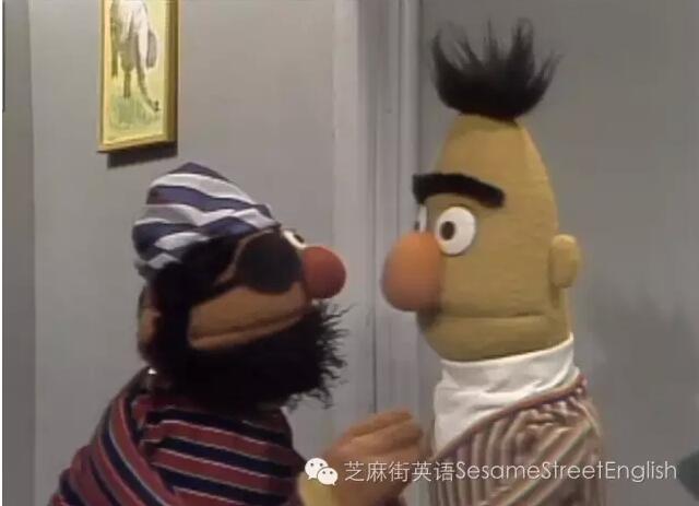 万圣节Ernie想用伪装作弄好朋友Bert