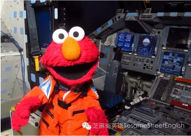 Elmo兴奋地参观机舱